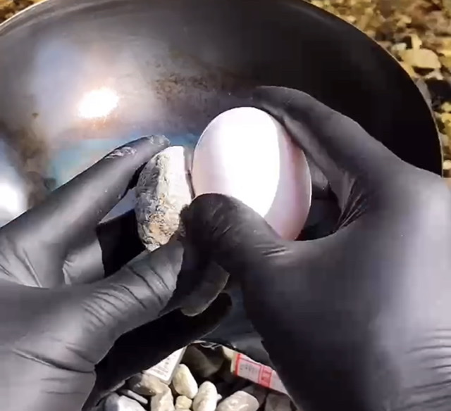 卵を石で割る